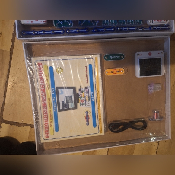 Snap Circuits Extreme Electronics Kit - Picture 4 of 7